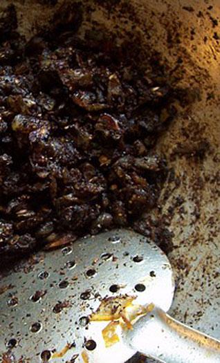 Frying pyaz-tamattar